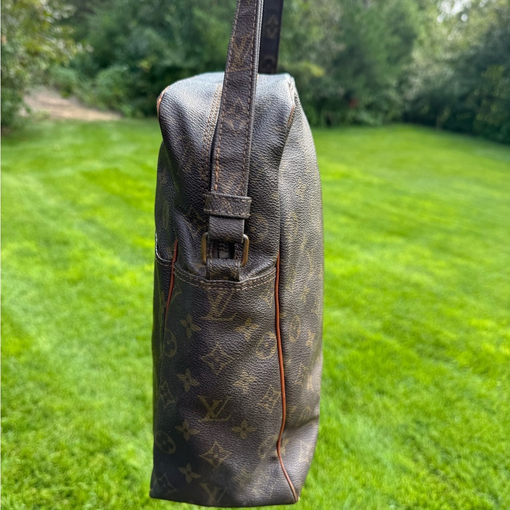 Authentic Louis Vuitton Saumur 36 Monogram Messenger Bag - Picture 4 of 10
